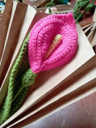 Cala rosada eterna (crochet)