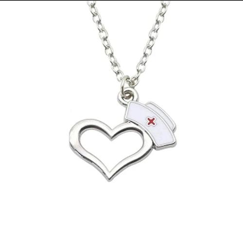 Collar de corazón plateado.