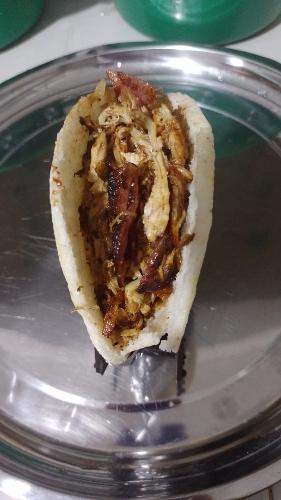 Arepa Con pollo y tocineta