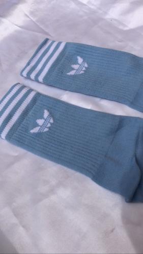 ADIDAS AZUL CLARO LOGO BLANCO