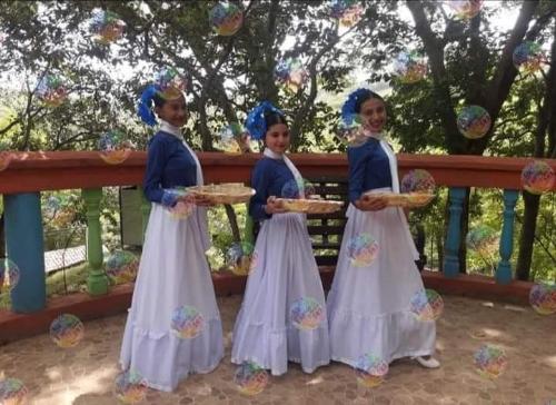 Traje azul y blanco