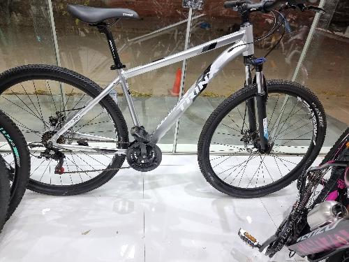 Bicicleta TRINX M136PRO
