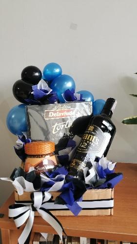 Botella de whisky decorada