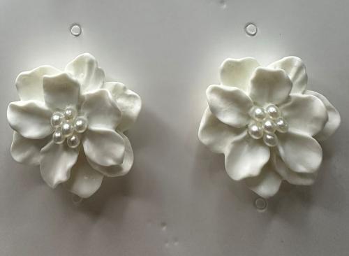 Aretes flor blanca 