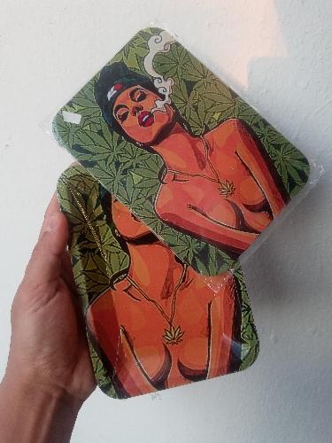 BANDEJA TAPA IMAN MUJER CANNABIS chica