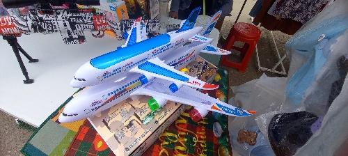Avión grande incluido uno pequeño 