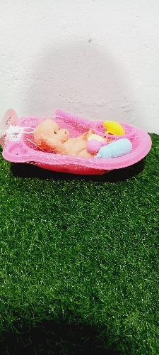 Bebé con tina y accesorios 