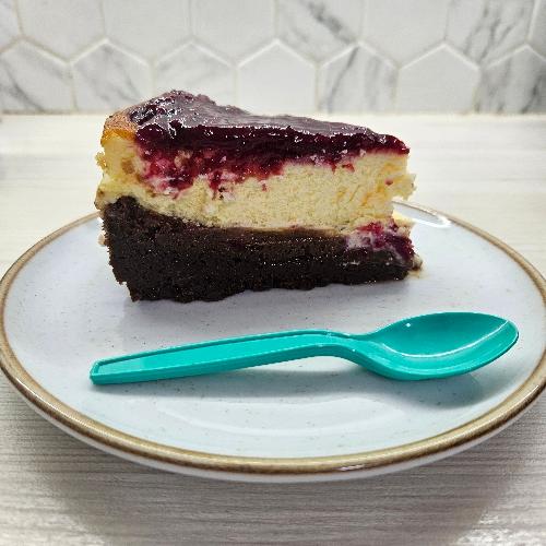 Cheesecake Brownie con topping de Mora