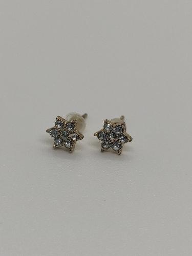 Aretes de flores doradas de brillos.