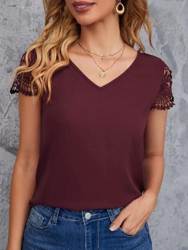 Blusa con encaje y cuello V. Talla L
