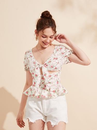 Blusa con cordón delantero con abertura abajo. Talla S-M