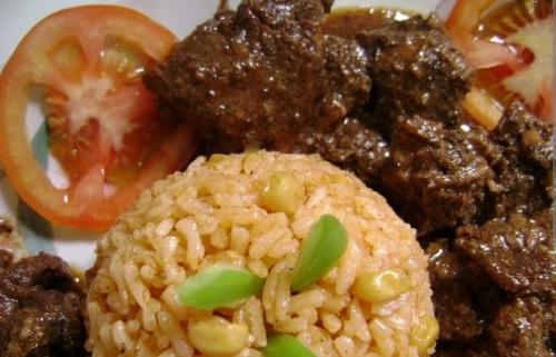 Arroz con carnes fritas ,con BBQ o rés guisada
