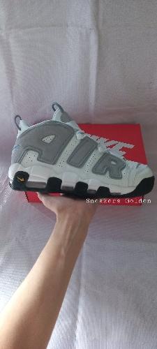 Uptempo blanco letras grises 