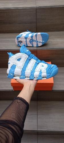 Uptempo azul letras blancas 