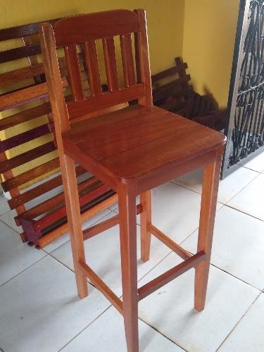 Banqueta alta com encosto 