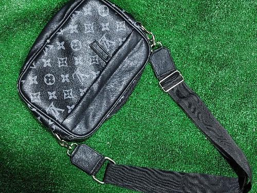 Bandolera  lv logos negra