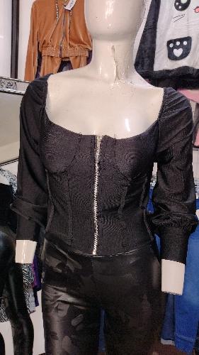 Blusa con cierre en frente 