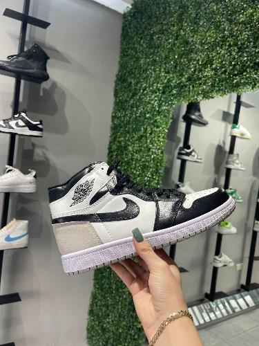 Air Jordan 1 High Beige con negro