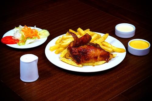 1/4 de pollo papas fritas+ ensalada + cremas