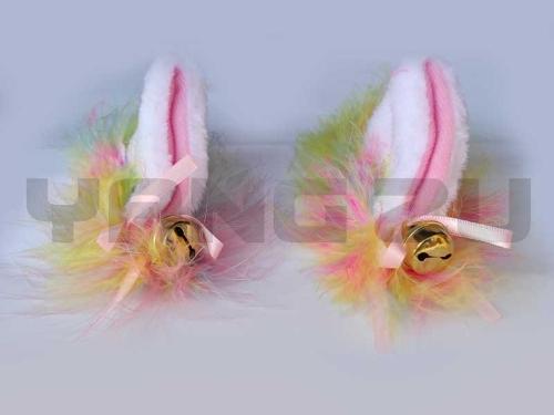 ADORNO P/CASCO OREJAS PELUCHE ROZADO CON PLUMAS DE COLORES Y CASCABEL (ADESIVO)