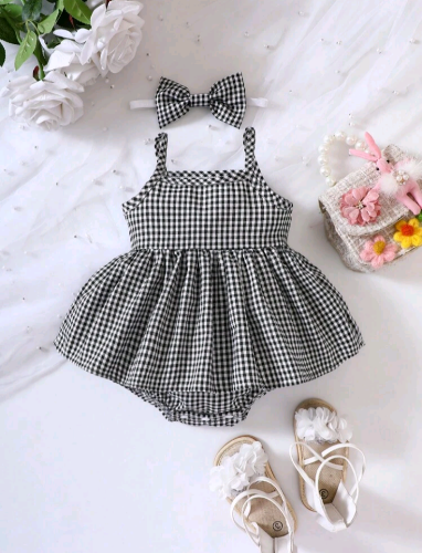 Body combinado con vestido negro y blanco a cuadros con lazo.