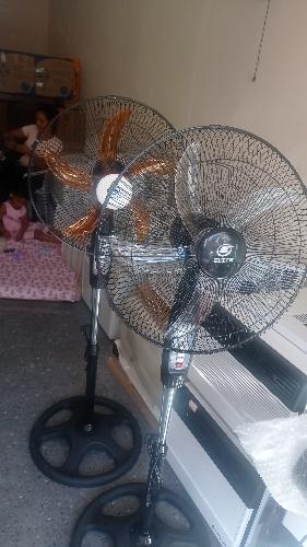 abanico de 18 de metal pedetal