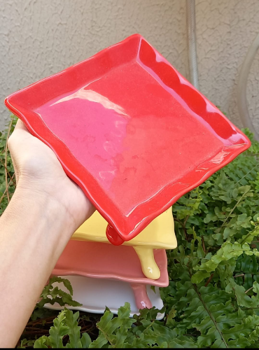 BANDEJA QUADRADA C/4 PÉS VERMELHA