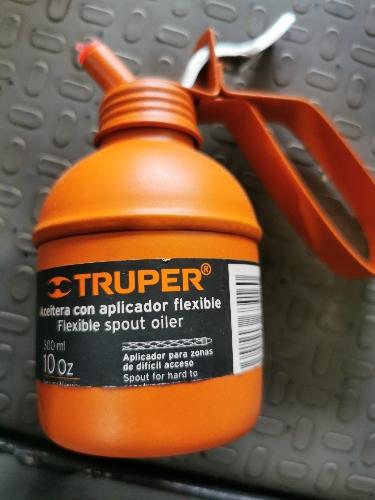 Aceitera con aplicador flexible 