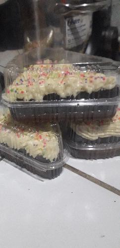 BROWNIE RELLENO DE AREQUIPE CON CUBIERTA DE BUTTERCREAM 