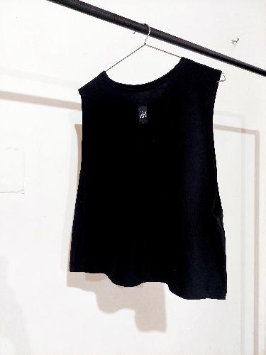 Musculosa básica negra