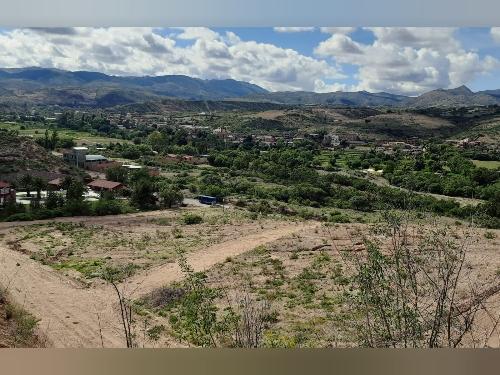 Lotes sobre la carretera Sucre-Yotala