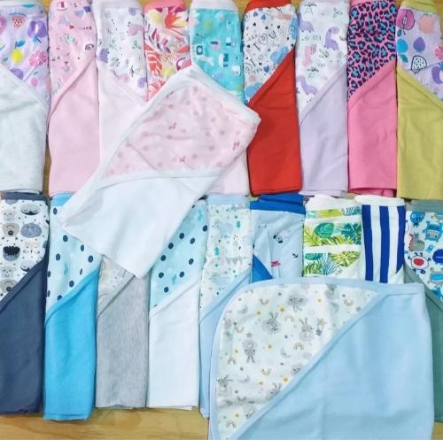 Manta recibidora de algodón con capucha estampada