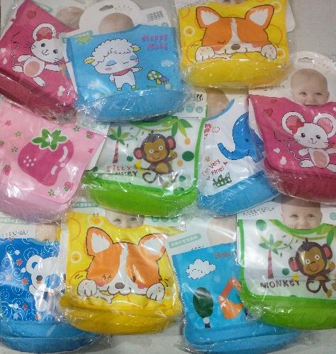 Babero impermeable con bandejita desmontable 