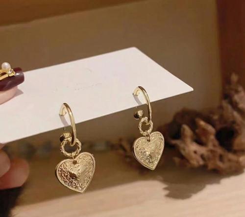 1 Par De Aretes Colgantes De Metal Pesado Chapados En Oro Con Forma De Corazón De Estilo Europeo Y Americano, Ideales Para Fotografía Callejera De Mod