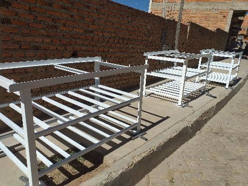 Mesa reforzada con ruedas