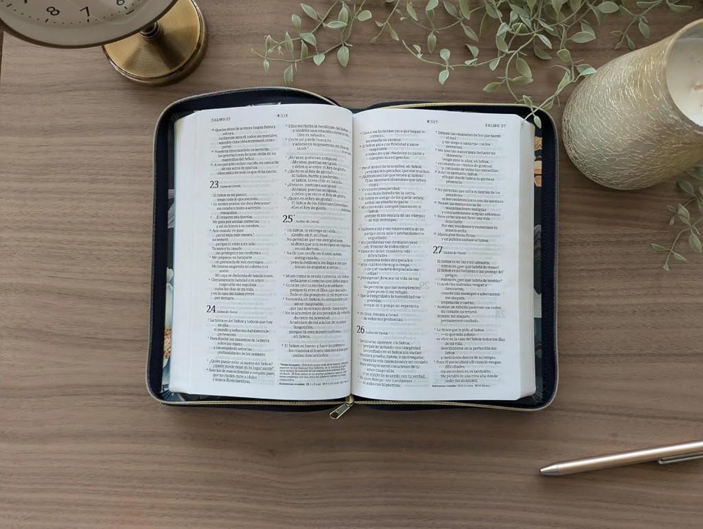 Miniatura 3 de Biblia  Ultrafina NTV con cierre Azul Flores