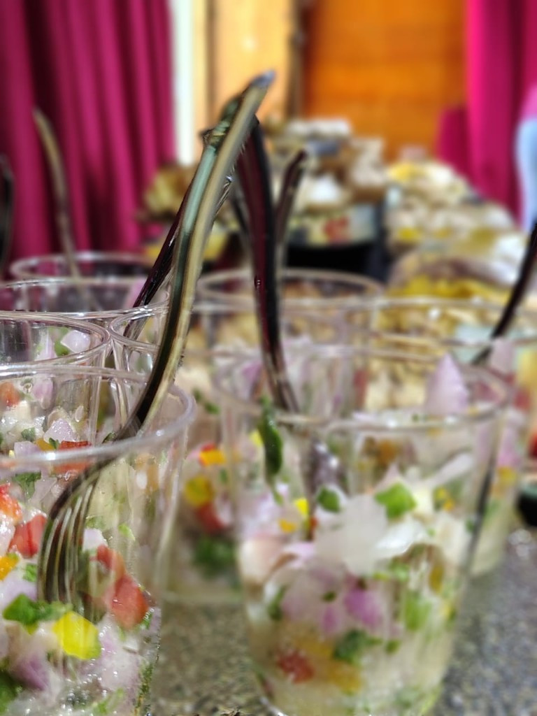 Imagen 1 de Cajitas con 24 vasitos de shot de ceviche de camarón y salmón con cucharitas plateadas
