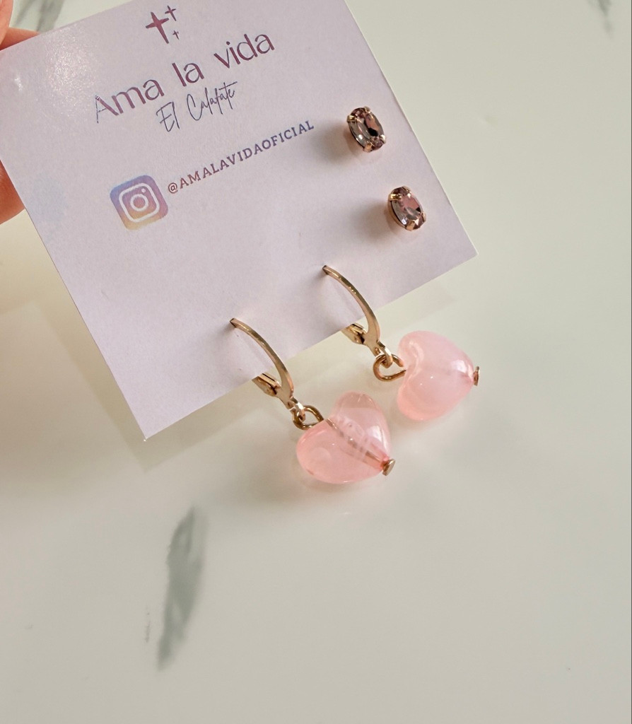 Imagen 1 de 2 pares -Aros dorados corazones rosa Anna la vida