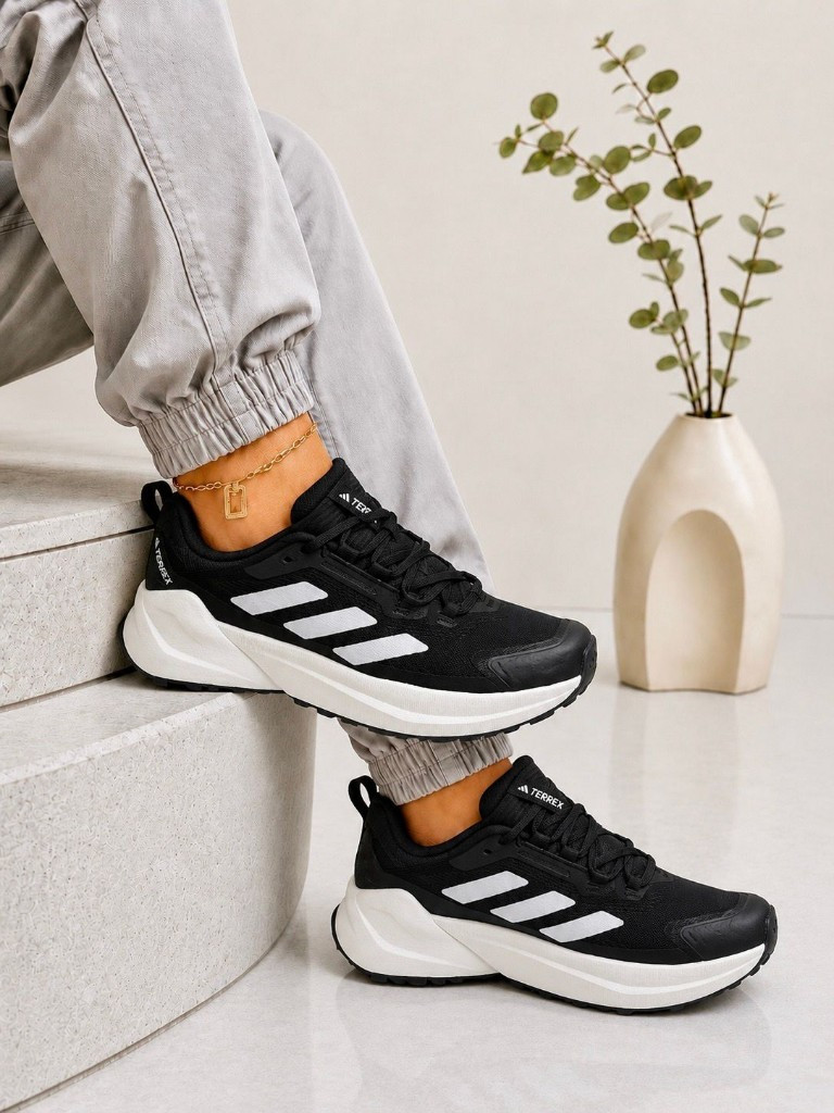Imagen 1 de Adidas negro blanco tres líneas