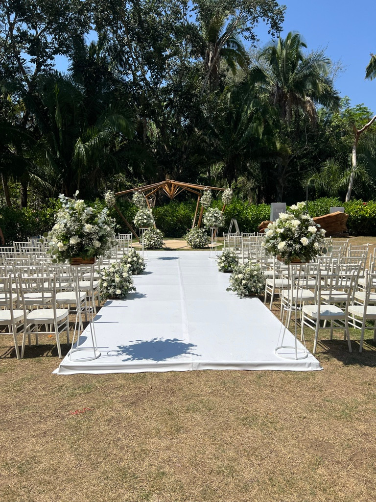 Imagen 1 de 14 Arreglos blancos para ceremonias de boda