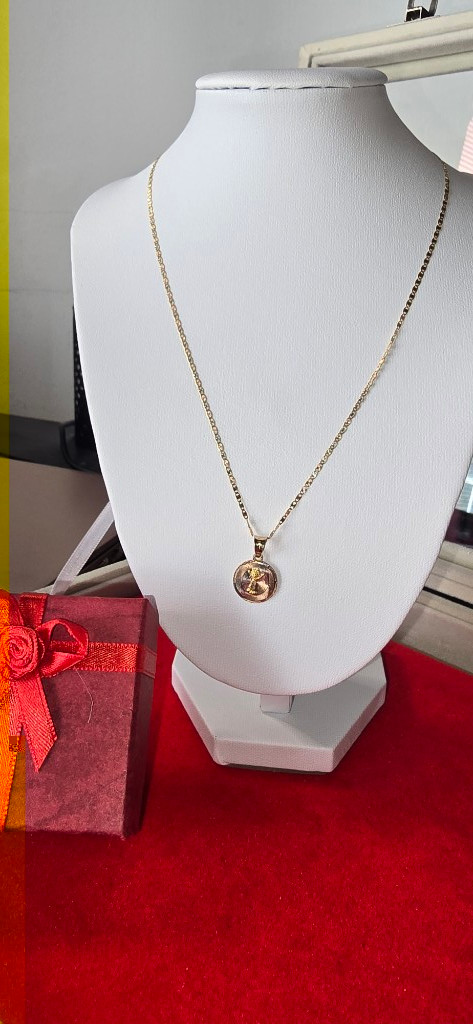 Imagen 1 de 14kt Gold Letter Pendant Necklace