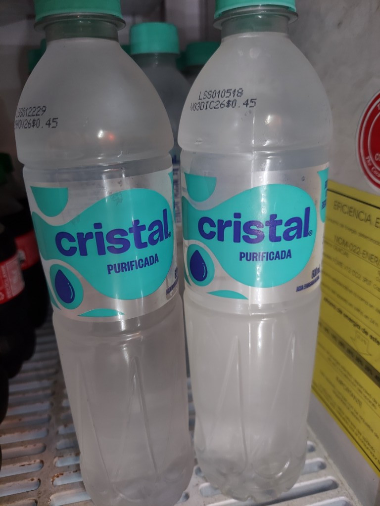 Imagen 1 de Agua en botella.