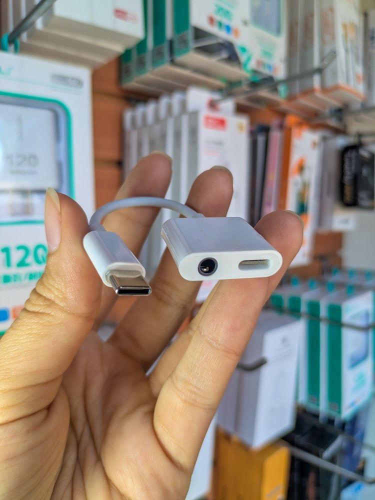 Imagen 1 de ADAPTADOR TIPO C A JACK 3.5MM Y CARGA