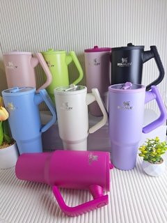 Imagen 1 de  VASO QUENCHER SIMIL STANLEY LISO UNICOLOR C/MANIJA ROTATORIA