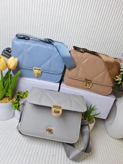 Imagen 1 de  CARTERA DE MANO "BORDADO ROMBO GRANDE" C/CORREA Y SEGURO