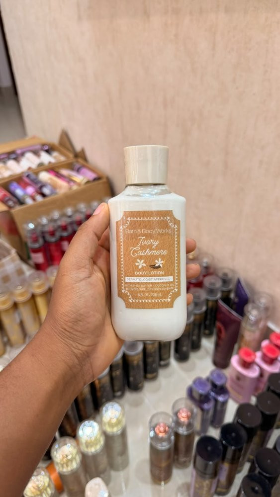 Imagen 1 de  Ivory Cashmere Body Lotion 8 fl oz / 236 ml - Bath & Body Works