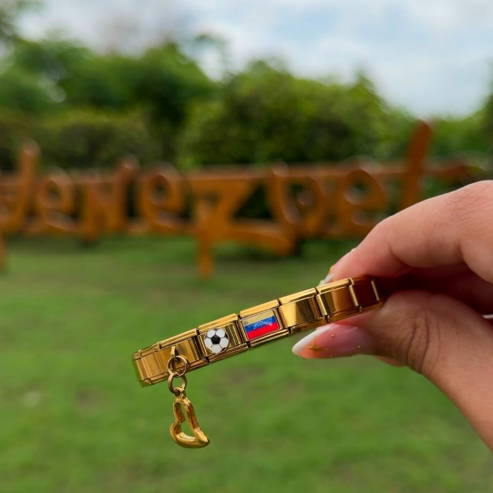 Imagen 1 de Brazalete Italiano Diseño La Pasion del Futbol