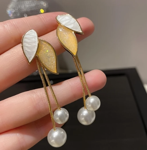 Imagen 1 de ARETES ARREGLO CON HOJAS DORADAS Y BLANCAS