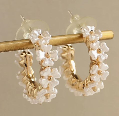 Imagen 1 de ARETES EN FORMA DE ARGOLLA CON FLORES BLANCAS 