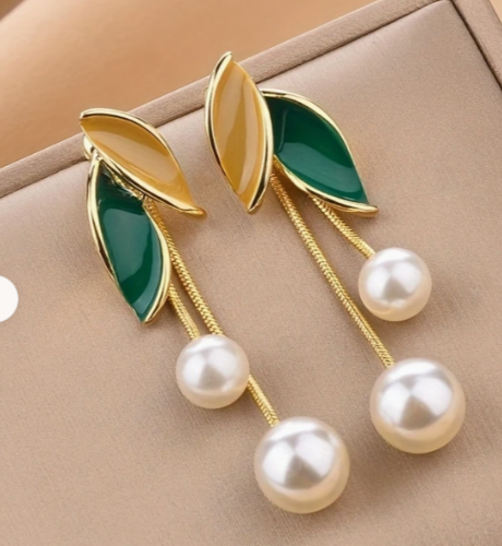 Imagen 1 de ARETES EARREGLO CON HOJAS VERDES 
